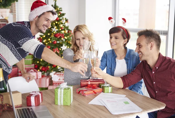 Arbeiter feiern Weihnachten — Stockfoto