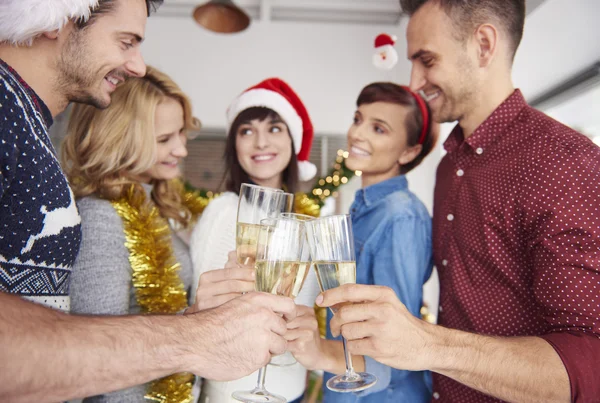Equipo feliz en la fiesta de la oficina de Navidad —  Fotos de Stock