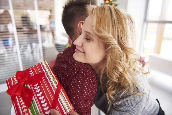 Ehepaar tauschte Weihnachtsgeschenke aus — Stockfoto