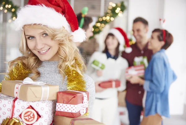 En av team medarbetare är lämna över julklappar — Stockfoto