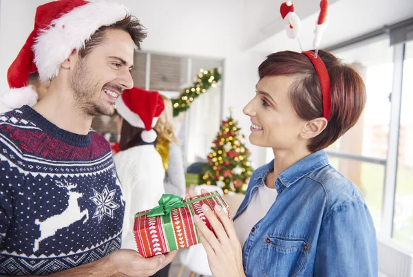 Uno de pareja dando regalos de Navidad a los demás —  Fotos de Stock