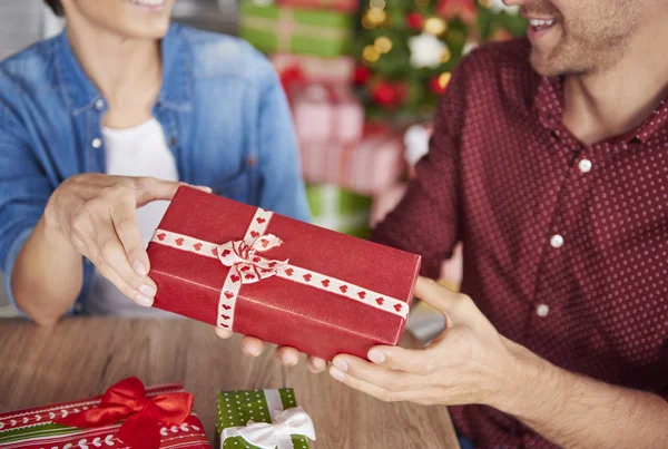 Compartilhando gits de Natal por par de colegas de trabalho — Fotografia de Stock