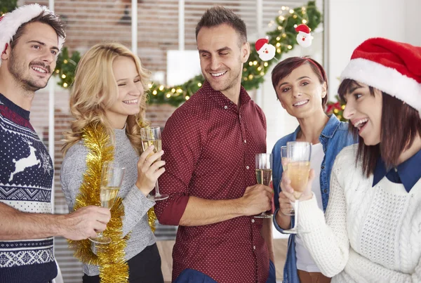 Equipo feliz en la fiesta de la oficina de Navidad —  Fotos de Stock