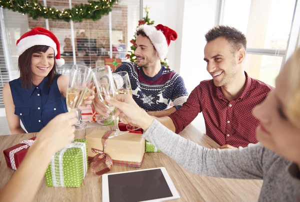 Felices jóvenes adultos celebran la Navidad —  Fotos de Stock