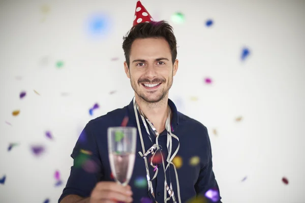 Homem celebrando o ano novo — Fotografia de Stock