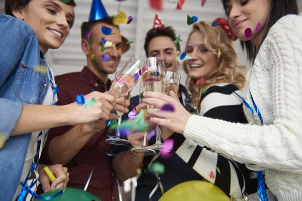 Los jóvenes celebran el año nuevo — Foto de Stock