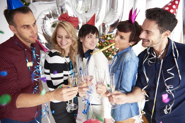 Los jóvenes celebran el año nuevo — Foto de Stock