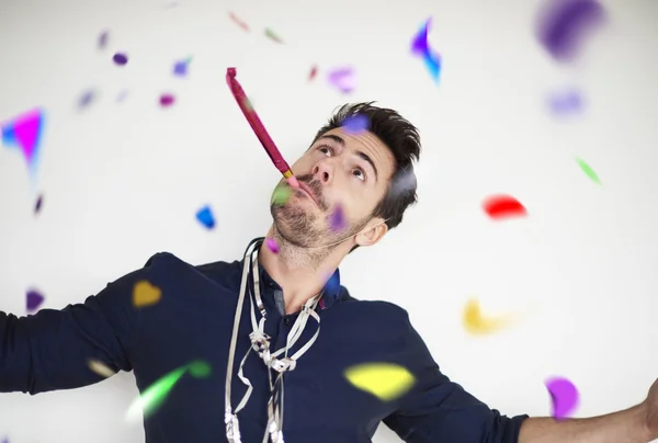 Homem celebrando o ano novo — Fotografia de Stock