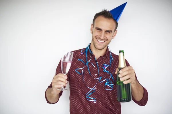 Bonito homem celebrando o ano novo — Fotografia de Stock