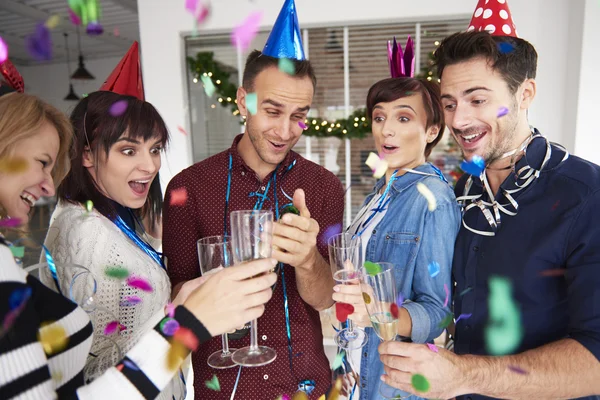 Os jovens celebram o Ano Novo — Fotografia de Stock