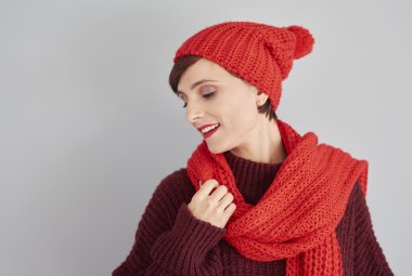 genç kadın stüdyoda poz 