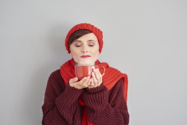 genç kadın stüdyoda poz 