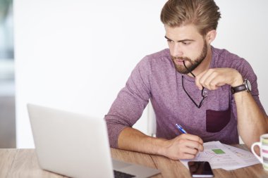  Evde çalışan adam. 