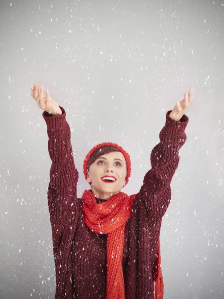 Junge Frau posiert im Studio — Stockfoto