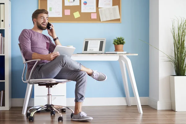 Hombre trabajando en casa — Foto de Stock