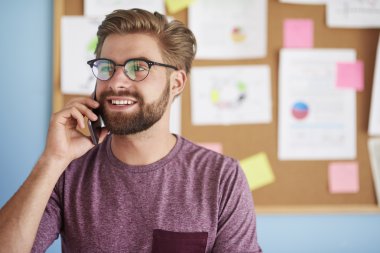 Telefonda konuşan adam. 