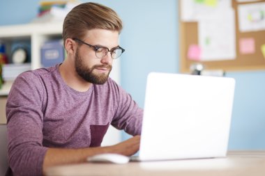  evde çalışan genç yakışıklı adam