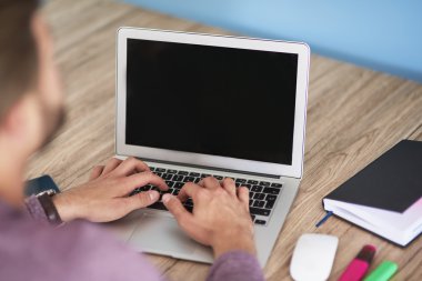  Evde çalışan adam.  