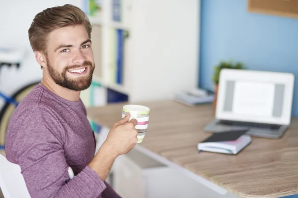 Mann arbeitet zu Hause — Stockfoto