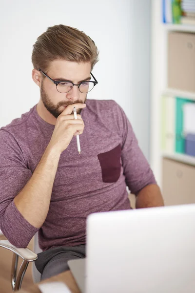 Uomo libero professionista che lavora — Foto Stock