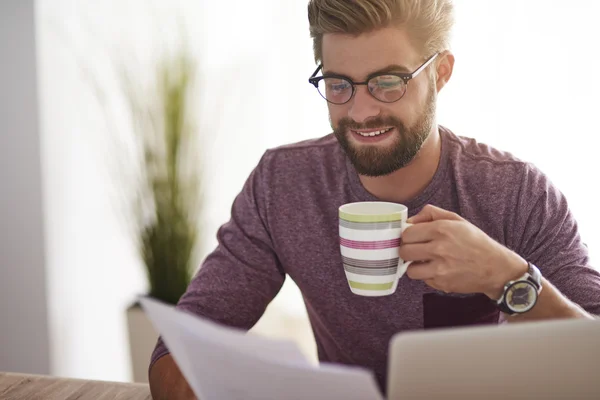 Homme avec café pendant la pause café — Photo