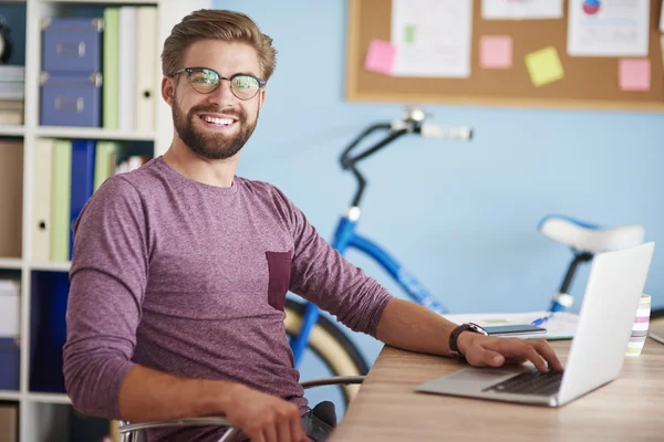 Freelancer man working — Stock fotografie