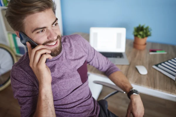 Egy férfi beszél a telefonban. — Stock Fotó