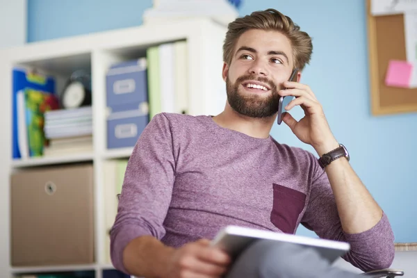 Facet rozmawiający przez telefon. — Zdjęcie stockowe