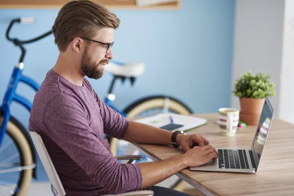 Jonge man freelancer — Stockfoto