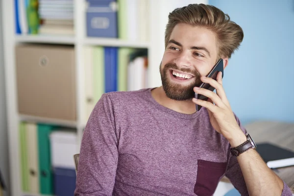 Muž mluví po telefonu — Stock fotografie