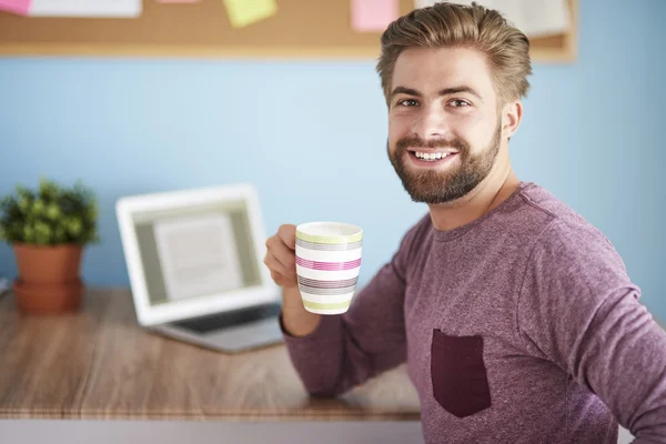 Joven guapo hombre trabajando en casa — Foto de Stock