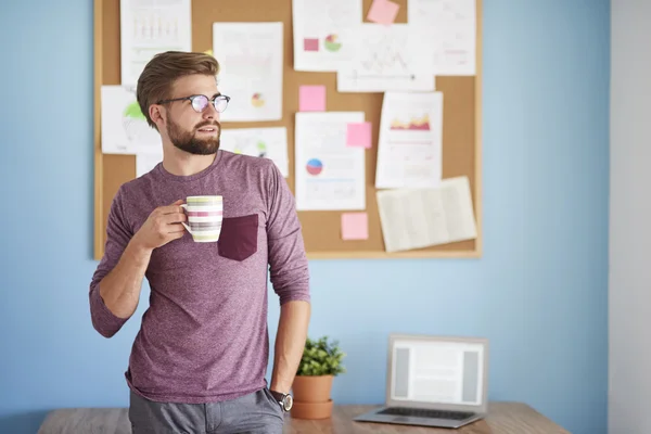 Homme avec café pendant la pause café — Photo