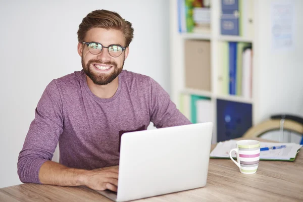 Homme travaillant à la maison — Photo