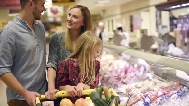 Föräldrar med dotter shopping — Stockvideo