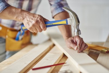 Marangoz ahşap yapıyor 