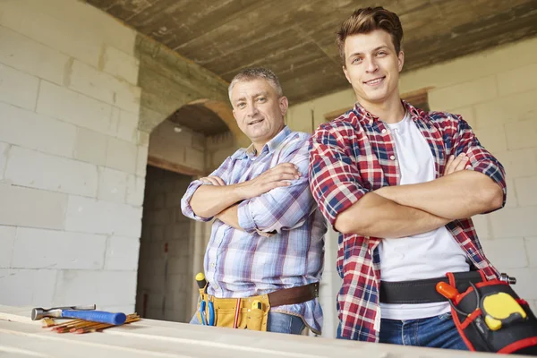 Dos carpinteros trabajando juntos —  Fotos de Stock