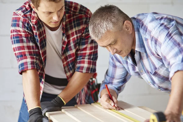 Zwei Schreiner arbeiten zusammen — Stockfoto