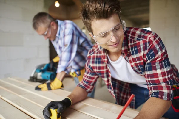 Tischler mittleren und jungen Alters — Stockfoto