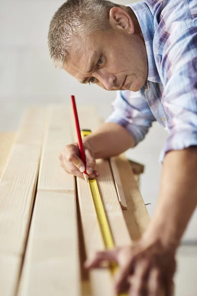 Trabalhador manual em objeto de construção — Fotografia de Stock