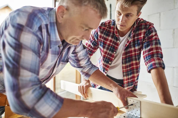 Young and middle aged carpenters — Stockfoto