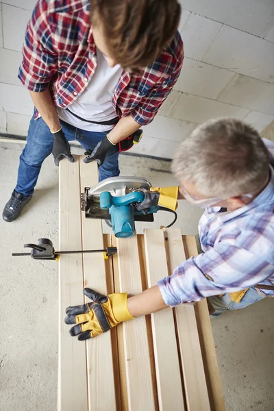 Falegnami che lavorano insieme — Foto Stock