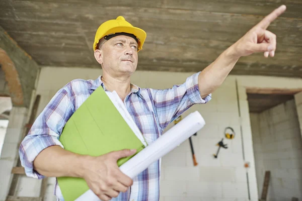 Manual worker on building object — Stock Photo, Image