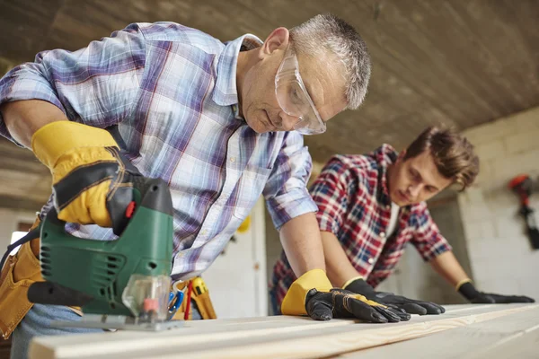 Tischler arbeiten zusammen — Stockfoto