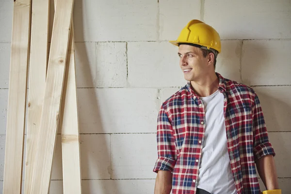 Молодой плотник на строительном объекте — стоковое фото
