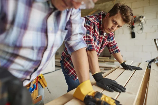 Falegnami che lavorano insieme — Foto Stock