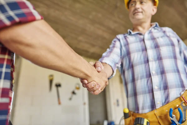 Trabajadores dándose la mano — Foto de Stock