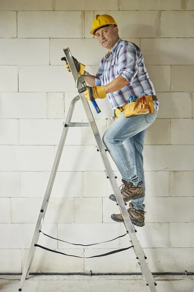 Trabalhador manual em objeto de construção — Fotografia de Stock