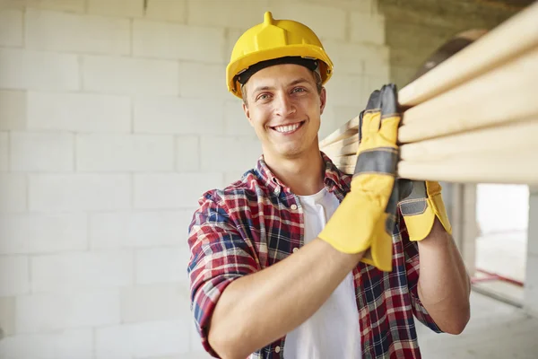 Young carpenter at building object — Φωτογραφία Αρχείου