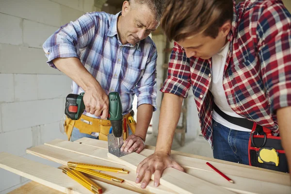 Two men workers at building object — Φωτογραφία Αρχείου