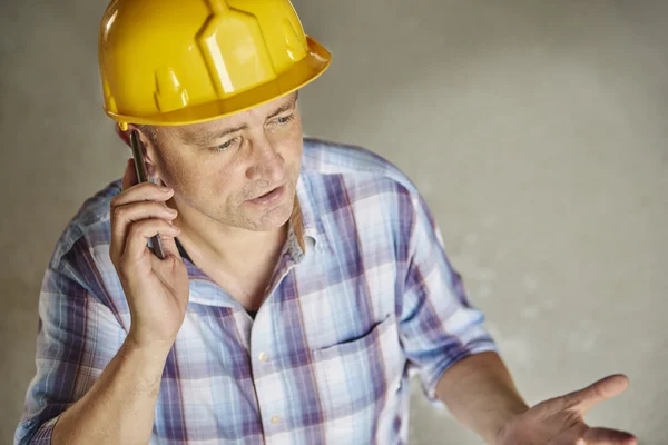 Trabajador manual en objeto de construcción — Foto de Stock